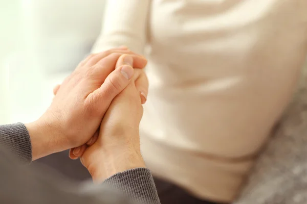 Man en vrouw houden handen closeup — Stockfoto