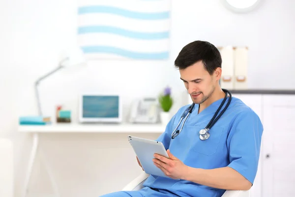 Médico con tableta en el consultorio —  Fotos de Stock