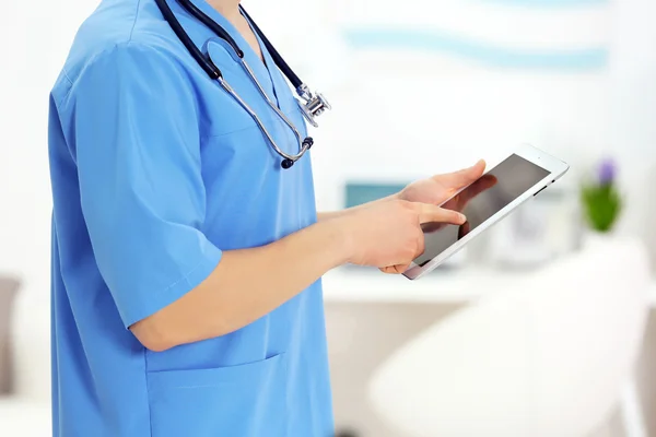 Médecin avec tablette au bureau — Photo