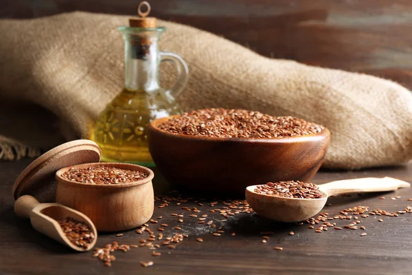 Lijnzaad en olieverf op houten tafel achtergrond, close-up — Stockfoto