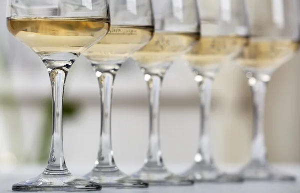 Bicchieri di vino bianco primo piano — Foto Stock