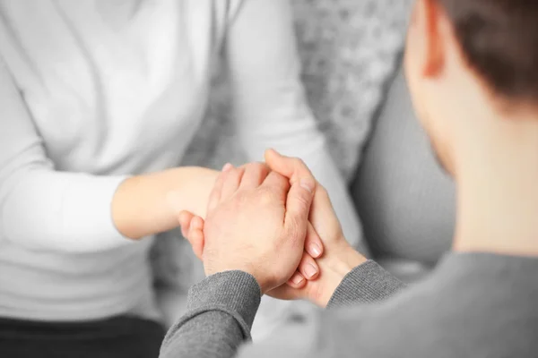 Man en vrouw houden handen closeup — Stockfoto