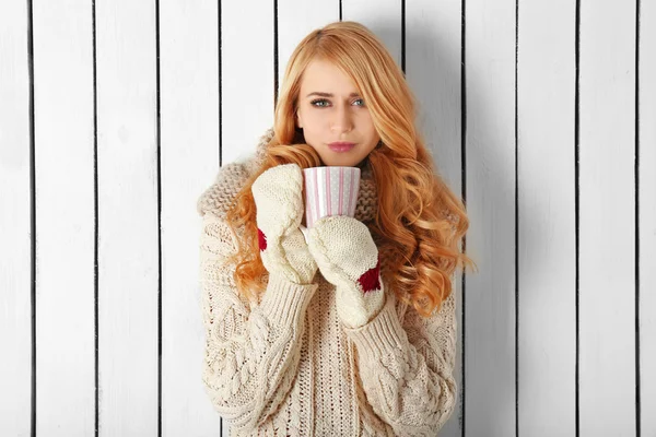 Retrato de invierno de una joven rubia hermosa con su ropa de abrigo de punto, con taza de bebida caliente —  Fotos de Stock