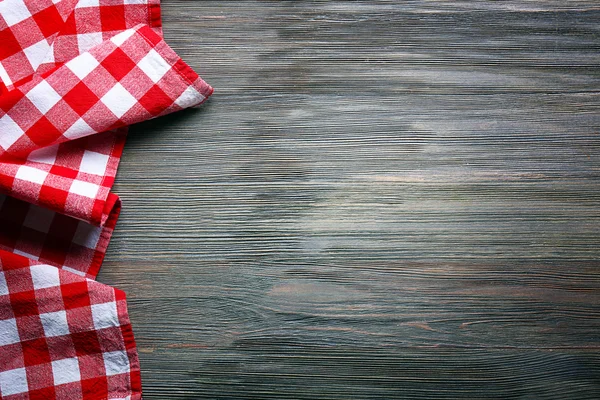 Guardanapo xadrez em fundo de madeira — Fotografia de Stock