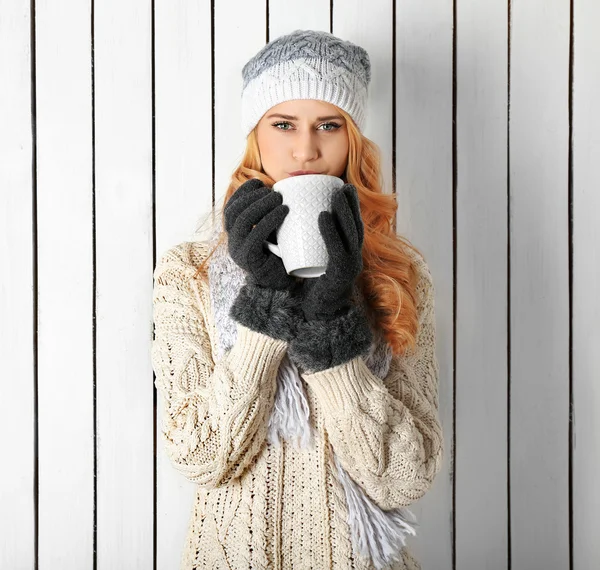 Téli portré, fiatal, gyönyörű szőke nő a vele kötött meleg ruházat, csésze forró itallal — Stock Fotó