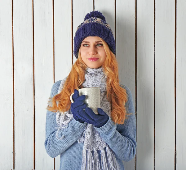 Ritratto invernale di giovane bella donna bionda nei suoi vestiti caldi lavorati a maglia, con tazza di bevanda calda — Foto Stock