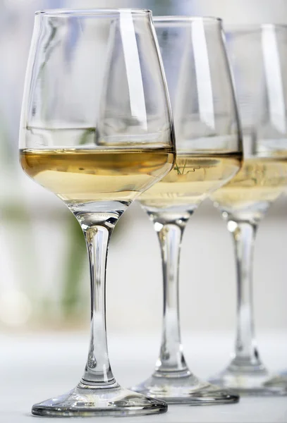 Bicchieri di vino bianco in primo piano — Foto Stock