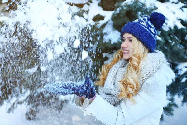 Vinter porträtt av ung blond kvinna — Stockfoto