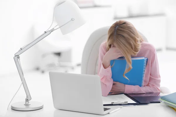 Trött kvinna på den bärbara datorn — Stockfoto