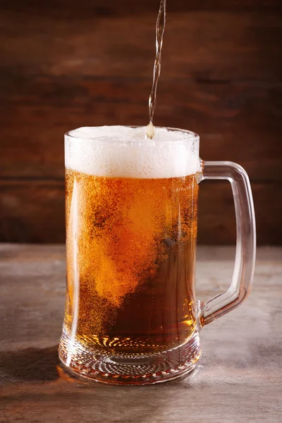 Glas mugg av ljus öl på träbord, närbild — Stockfoto