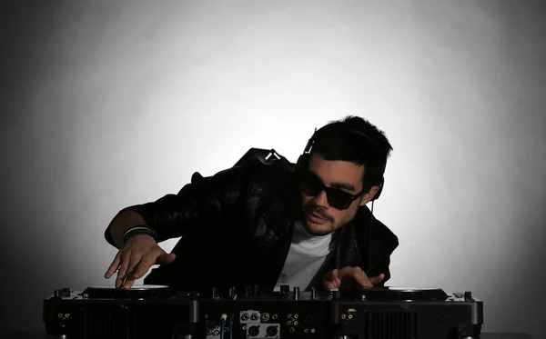 DJ che suona musica — Foto Stock