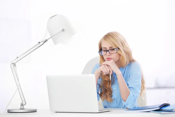 Moe van de vrouw op de laptop — Stockfoto