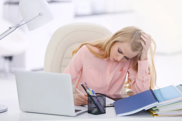 Trött kvinna på den bärbara datorn i office — Stockfoto