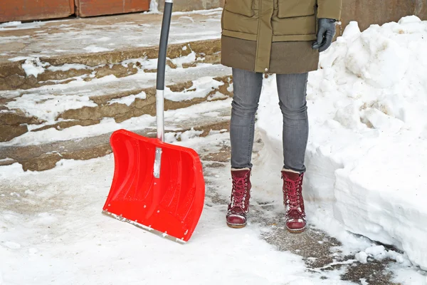 Mujer quitando nieve —  Fotos de Stock