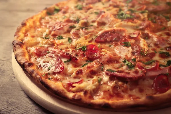 Deliziosa pizza sul tavolo di legno, da vicino — Foto Stock