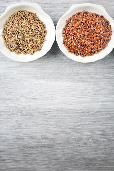 Flax seeds in bowl on wooden table — Stock Photo, Image