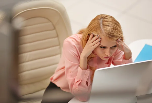 Mujer cansada en la computadora en la oficina — Foto de Stock