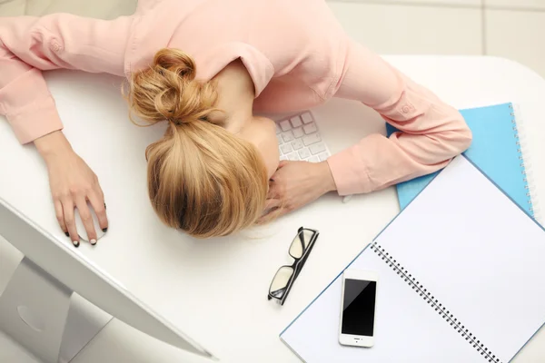Mujer cansada en la computadora en la oficina —  Fotos de Stock