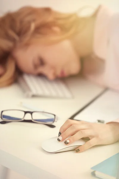 Trött kvinna vid datorn i office — Stockfoto