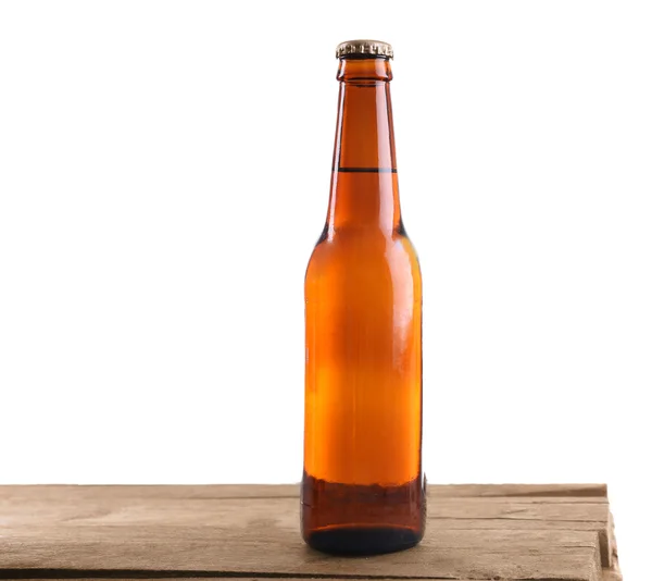 白い背景に、木製のテーブルの上のラベルのビール瓶 — ストック写真
