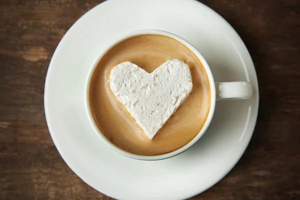 Tasse de café avec guimauve sur table en bois — Photo