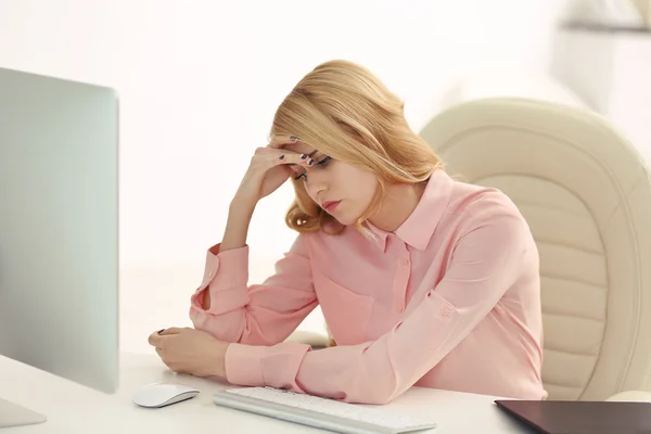 Κουρασμένος γυναίκα στον υπολογιστή στο γραφείο — Φωτογραφία Αρχείου