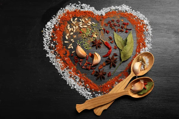 Spezie sul tavolo a forma di cuore sul tavolo di legno — Foto Stock