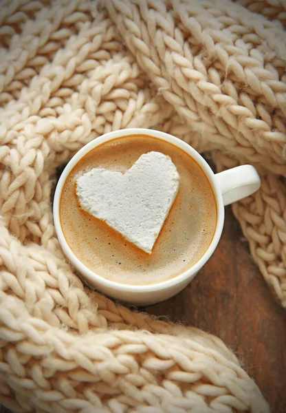 Kopp kaffe med marshmallow på träbord — Stockfoto