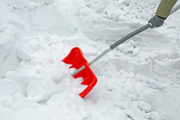 Hand verwijderen van sneeuw met rode schop — Stockfoto