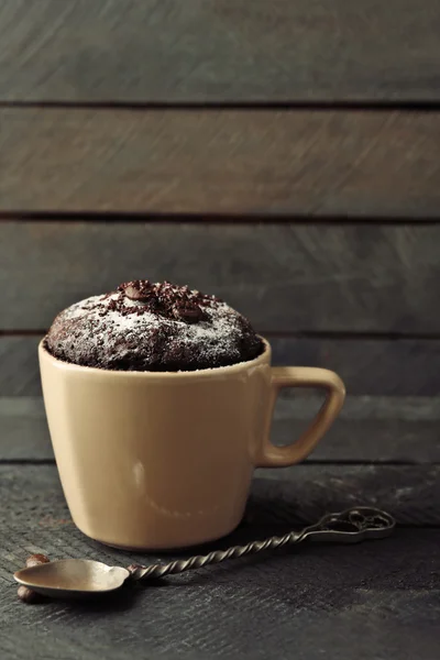 Pastel de fondant de chocolate en taza sobre fondo de madera — Foto de Stock