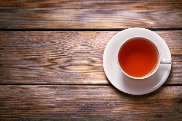 木桌上的一杯茶 — 图库照片