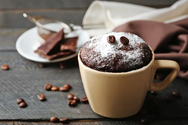 Schokolade Fondant Kuchen in Tasse auf Holz Hintergrund — Stockfoto