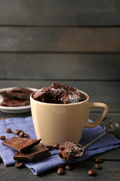 Schokolade Fondant Kuchen in Tasse auf Holz Hintergrund — Stockfoto