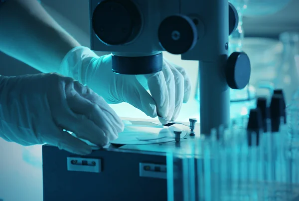 Científico trabajando con microscopio — Foto de Stock