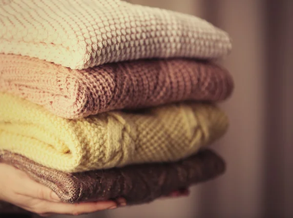 Pila di vestiti lavorati a maglia — Foto Stock