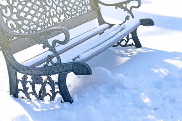 Snowy bench in the park — Stock Photo, Image