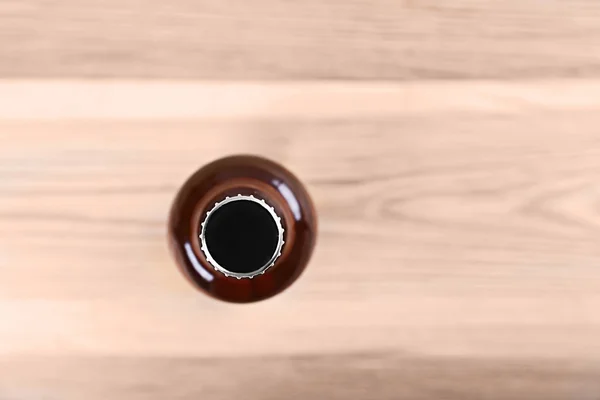 Bouteille de bière sur table en bois — Photo