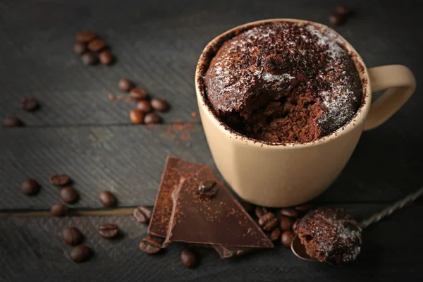 Torta fondente al cioccolato in tazza su fondo di legno — Foto Stock