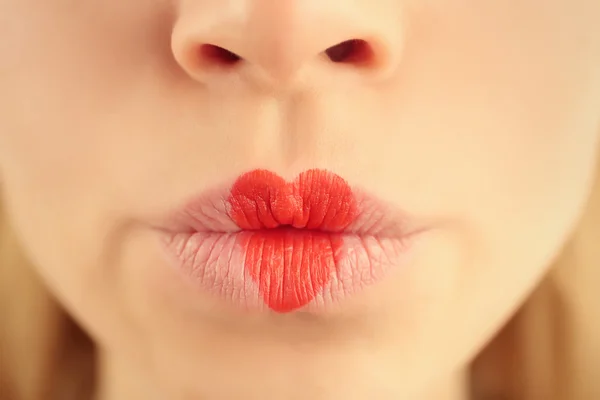 Lábios sexy com pintura em forma de coração — Fotografia de Stock