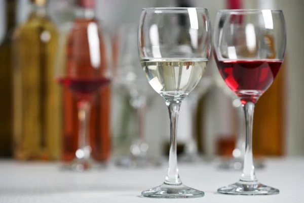 Wijnglazen met rode en witte wijn, close-up — Stockfoto