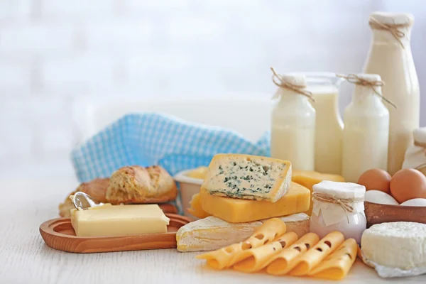 Čerstvé mléčné výrobky v lehké kuchyni — Stock fotografie
