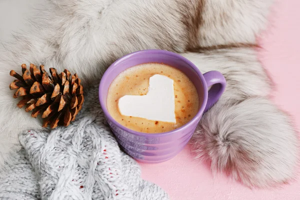 Tazza di cappuccino caldo con marshmallow cuore e pelliccia su sfondo rosa, primo piano — Foto Stock