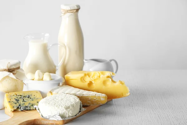 Sada z čerstvých mléčných výrobků na dřevěný stůl, na bílém pozadí — Stock fotografie