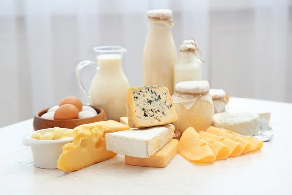 Ορισμός των νωπών γαλακτοκομικών προϊόντων σε λευκό ξύλινο τραπέζι — Φωτογραφία Αρχείου