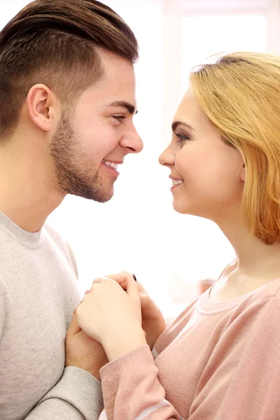 Jong koppel in liefde kijken naar elkaar, close-up — Stockfoto