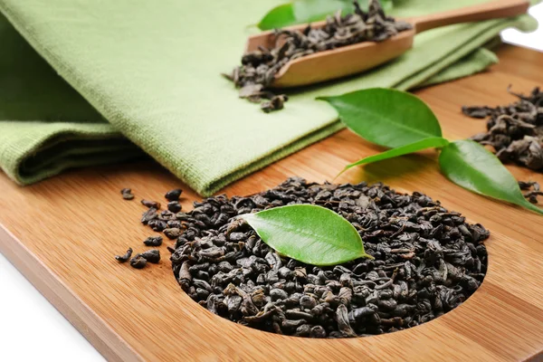 Suchej herbaty z zielonych liści w drewniane naczynie, z bliska — Zdjęcie stockowe