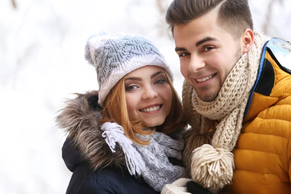 Jovem casal abraçando ao ar livre no inverno — Fotografia de Stock