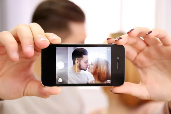 Młoda para w miłości biorąc zdjęcie ich własny rezygnować zdejmowany telefon, z bliska — Zdjęcie stockowe
