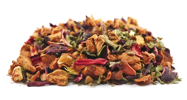 Mischung aus trockenem Tee, Früchten und Blütenblättern, isoliert auf weiß — Stockfoto