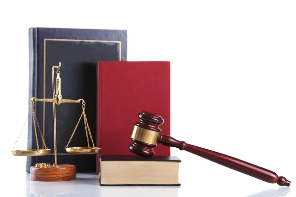 Gavel en bois avec balances et livres de justice, isolé sur blanc — Photo